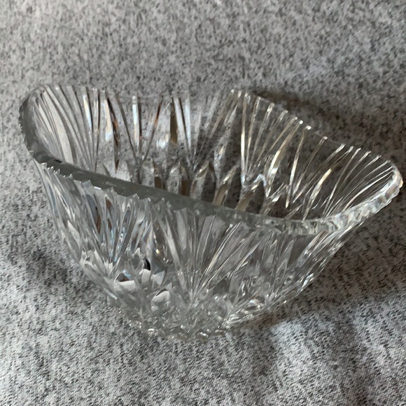 Crystal Bowl Elegantly Handcrafted with Intricacy. - Picture 6 of 9